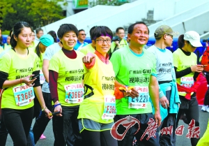视障运动员在领跑员的带领下奔向终点。