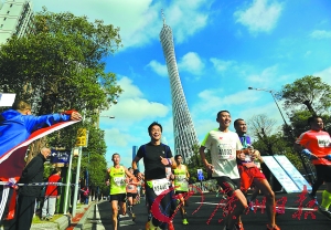蓝天下,广马参赛者在喝彩声中奔向终点。