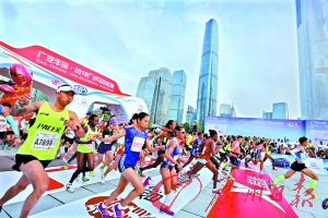 12月6日7:30,2015年广州马拉松比赛起跑瞬间。